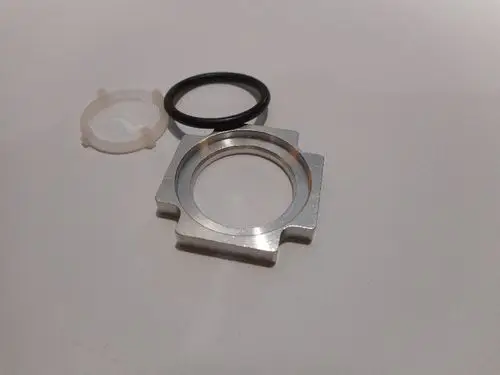 Siebfilter von Remeha, besteht aus einem Aluminium-Gehäuse, einem Gummi-O-Ring und einem Kunststoff-Filterelement. Die Teile sind in einer angeordneten Position abgebildet.